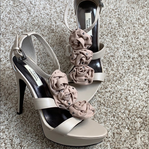🛍 Vera Wang Stilettos-Like New Condition - Picture 1 of 7